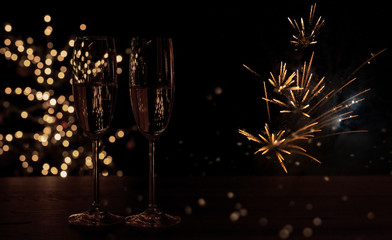 Silveser-anstossen um Mitternacht-Hintergrund mit Sektgläsern, Feuerwerk und viel Bokeh