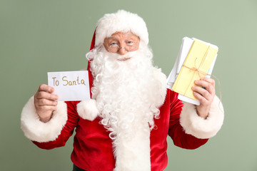 Naklejka premium Santa Claus with letters on color background