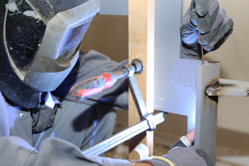 Arbeiter in der Schlosserei