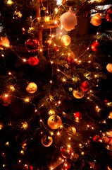 Sapin, boules et guirlandes de Noël