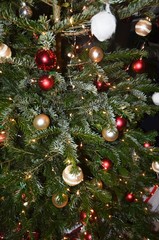 Sapin, boules et guirlandes de Noël