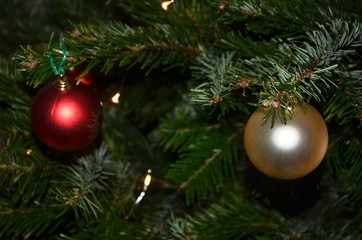 Sapin, boules et guirlandes de Noël
