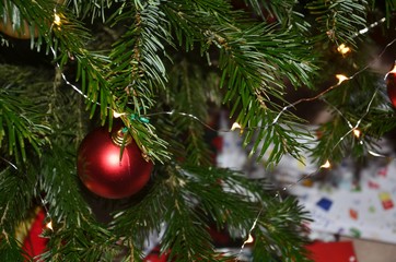 Sapin, boules et guirlandes de Noël