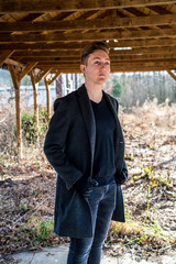 junger Mann im Mantel - Geschäftsmann