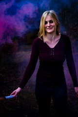 Fototapeta premium Fotoshooting mit einer Rauchbombe - smokebomb - Farbbombe - mit einer jungen hübschen Frau 