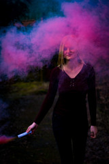Fotoshooting mit einer Rauchbombe - smokebomb - Farbbombe - mit einer jungen hübschen Frau 