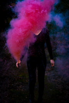 Fotoshooting mit einer Rauchbombe - smokebomb - Farbbombe - mit einer jungen h&uuml;bschen Frau 