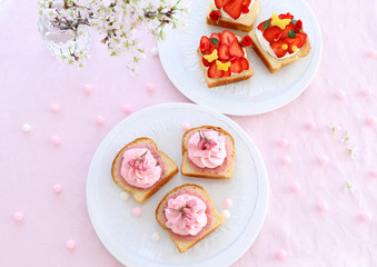 さくら餡と桜クリームのオープンサンド