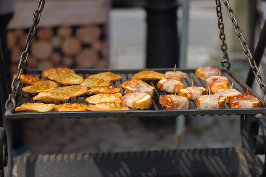 Ser oscypek na grillu.