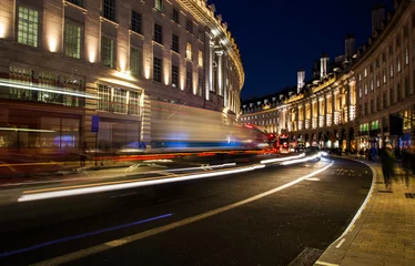 Foto op Plexiglas nachtscène van de stad Londen Verenigd Koninkrijk met de bewegende rode bussen en auto& 39 s - fotografie met lange belichtingstijd © photo_stella