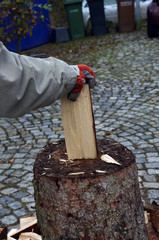 Brennholz mit der Axt spalten