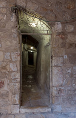 Obraz premium Narrow passage between houses in the old city of Jerusalem near to the gate Jaffa Gate in the Old City in Jerusalem, Israel