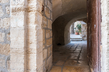 Obraz premium Narrow passage between houses in the old city of Jerusalem near to the gate Jaffa Gate in the Old City in Jerusalem, Israel