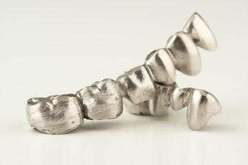 Artificial tooth crown