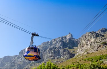 Foto auf gebürstetem Alu-Dibond Tafelberg Seilbahn und Auto bis zum Tafelberg, Kapstadt, Südafrika