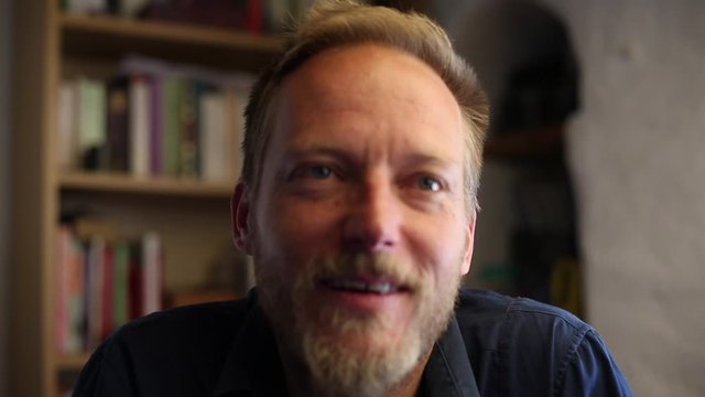 Primer plano de hombre de mediana edad.