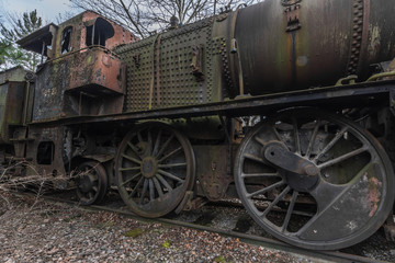 Fototapeta na wymiar alte dampflokomotive mit nieten und grosse raeder