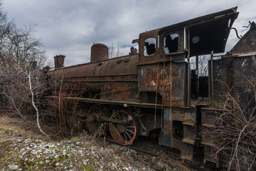 Fototapeta na wymiar rostige alte lokomotive auf einem gleis