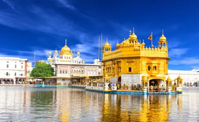 Foto op Plexiglas Bedehuis Prachtig uitzicht op de gouden tempel shri darbar sahib in Amritsar, Punjab