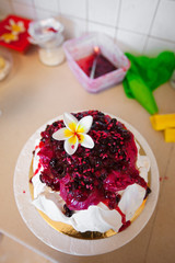 Pavlova cake with fruit cream