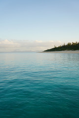 透き通る海