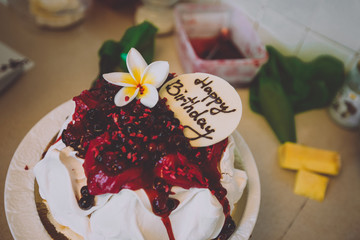 Pavlova cake with fruit cream.