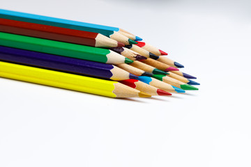 Buntstifte zur Auswahl ragen in das Bild übereinander gelegt, gedeckte Farben, isoliert