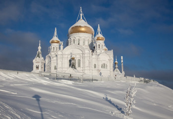 Fototapeta premium Belogorsky monastery in the Perm region on a frosty day, surrounded by snowy trees.