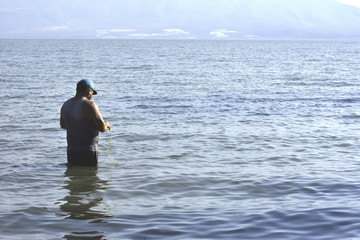hombre pescando en la laguna de chapala méxico
