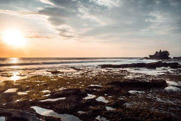 Obraz premium A beautiful view of Tanah Lot temple in Bali, Indonesia.
