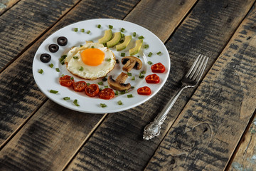 fried egg with tomatoes, fried egg with mushrooms, fried avocado egg