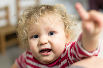 bébé fille montre du doigt