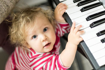 bébé fille joue du piano
