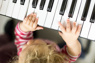 bébé joue du piano