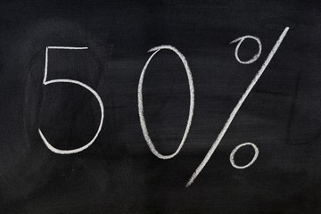 50 por ciento escrito con una tiza en la pizarra