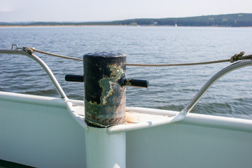 Polder zum Befestigen von Seilen auf einem Schiff