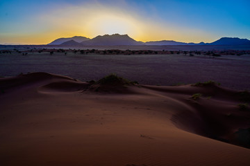 Natur und Stille erleben: Dämmerung am Rand der Namib, Namib-Naukluft Nationalpark, Namibia