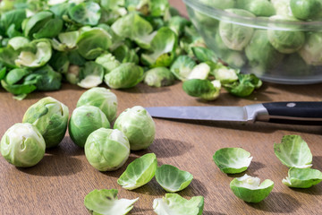 Choux de Bruxelles épluchés sur une table
