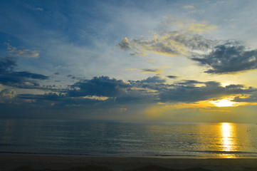 Fototapeta premium Golden sunrise beach Pasikuda sri lanka 