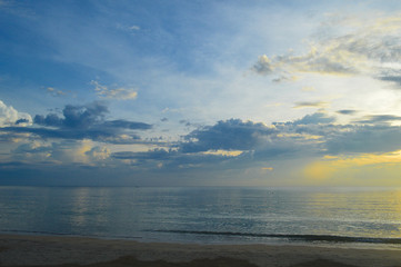 Fototapeta na wymiar Golden sunrise beach Pasikuda sri lanka 