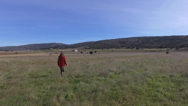 chica con paisaje y hermita