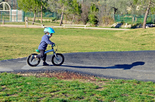 Gar&ccedil;on en draisienne00
