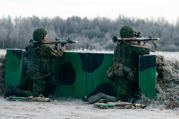 The calculation of the two grenade launchers shoots at the range