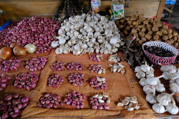 Indonesia Alor local Kalabahi market - onion and garlic
