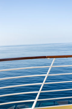 Reling auf einem Krezfahrtschiff