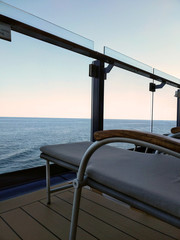 Liegestühle auf einem Kreuzfahrtschiff