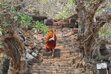 Mönch auf Treppe in Laos 