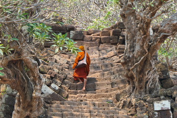Mönch auf Treppe in Laos  © joerg kemmler