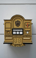 Gelber nostalgischer Briefkasten an Hauswand in Österreich /Nostalgic post box