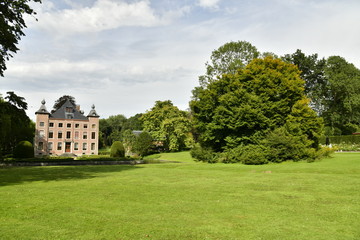 Fototapeta na wymiar Le domaine Coloma avec son château en style Néo-Renaissance Flamand à Sint-Pieter-Leeuw
